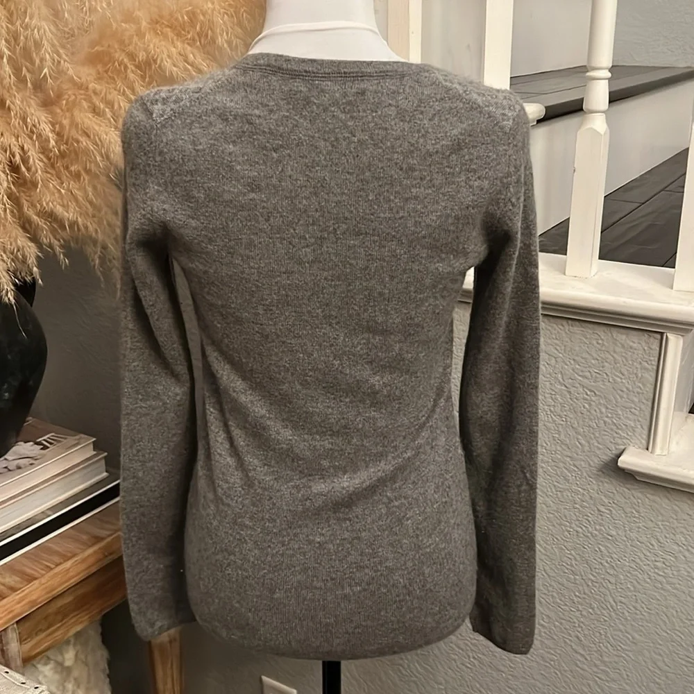 Uniqlo 100% Cashmere Gray Knit Sweater Scoop Neck Long Sleeve Size XS